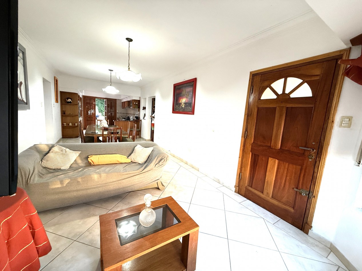 CASA 6 AMBIENTES EN VENTA - BENITO LYNCH 300