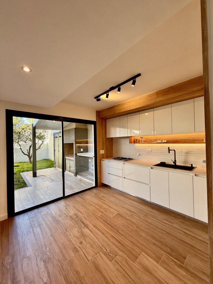 VENTA CASA 4 AMBIENTES - CATAMARCA 3800