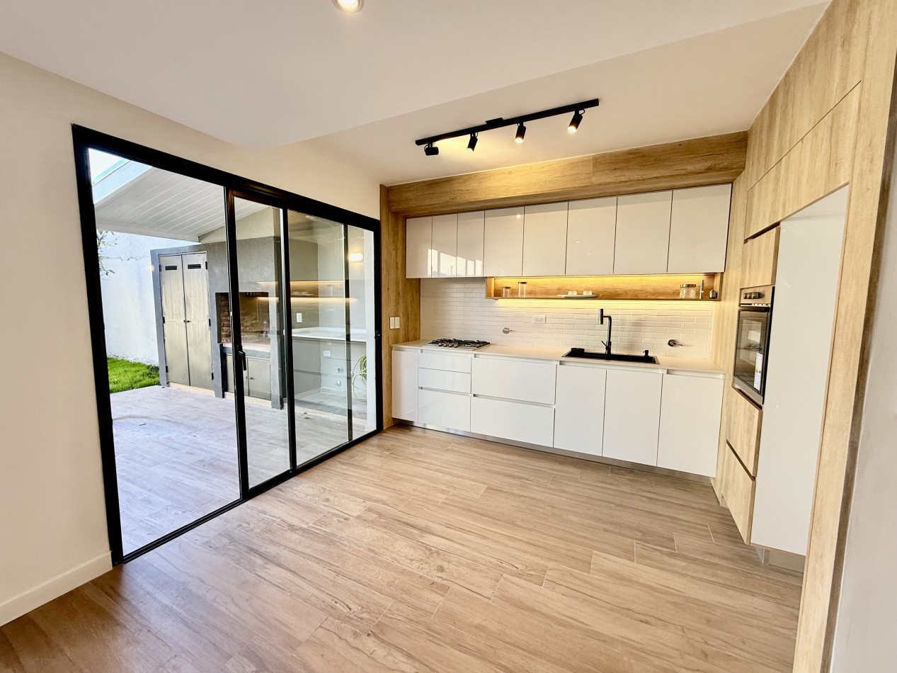 VENTA CASA 4 AMBIENTES - CATAMARCA 3800