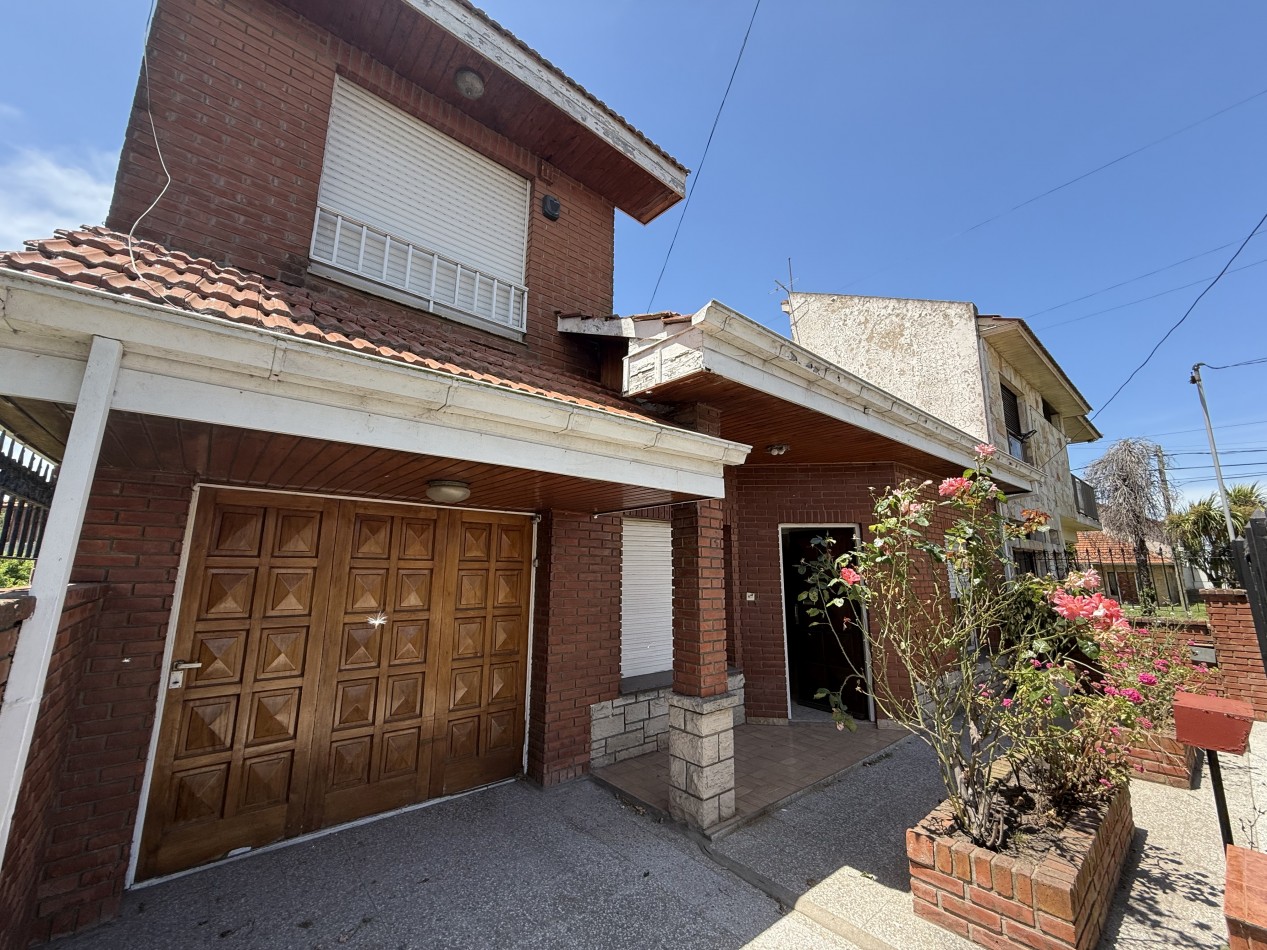 APTO CREDITO Chalet 4 ambientes con garage + departamento