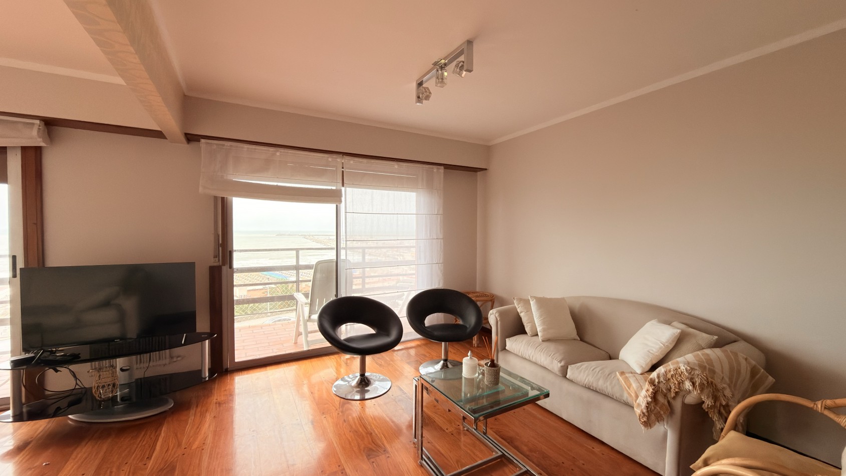 ALQUILER TEMPORARIO - Frente al Mar en Playa Grande · 7 PAX