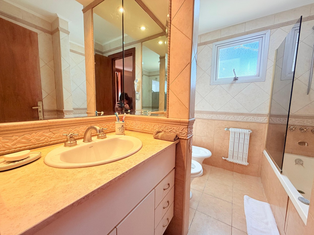 ALQUILER TEMPORARIO - Frente al Mar en Playa Grande · 7 PAX