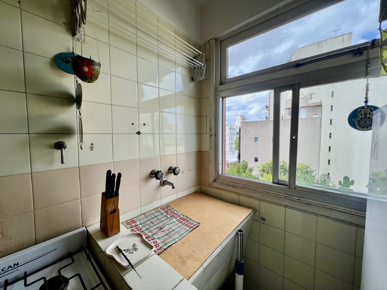 APTO CREDITO. 2 AMBIENTES EN MACROCENTRO SUPER LUMINOSO