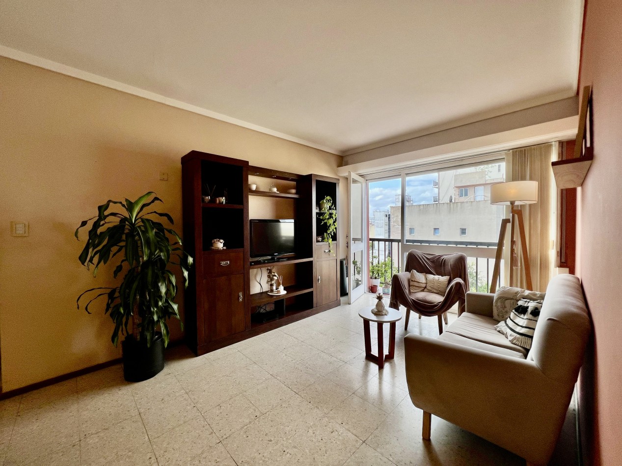 APTO CREDITO. 2 AMBIENTES EN MACROCENTRO SUPER LUMINOSO