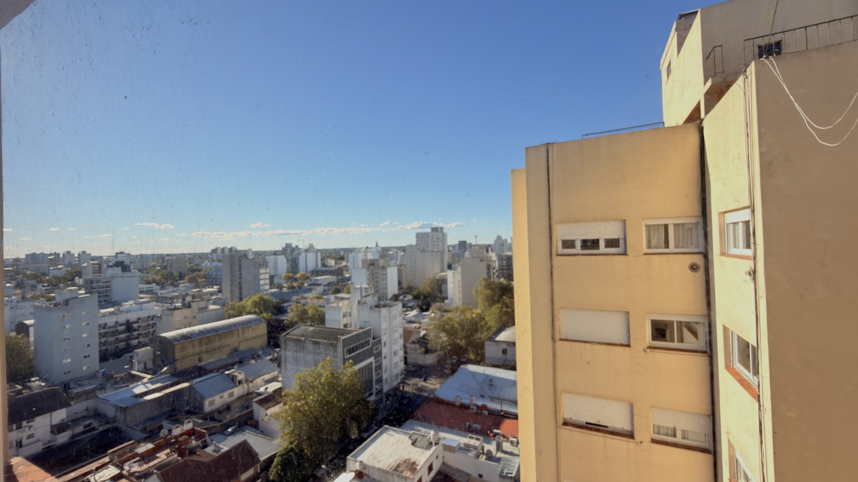 Departamento 4 ambientes en pleno centro - Piso alto con vista abierta