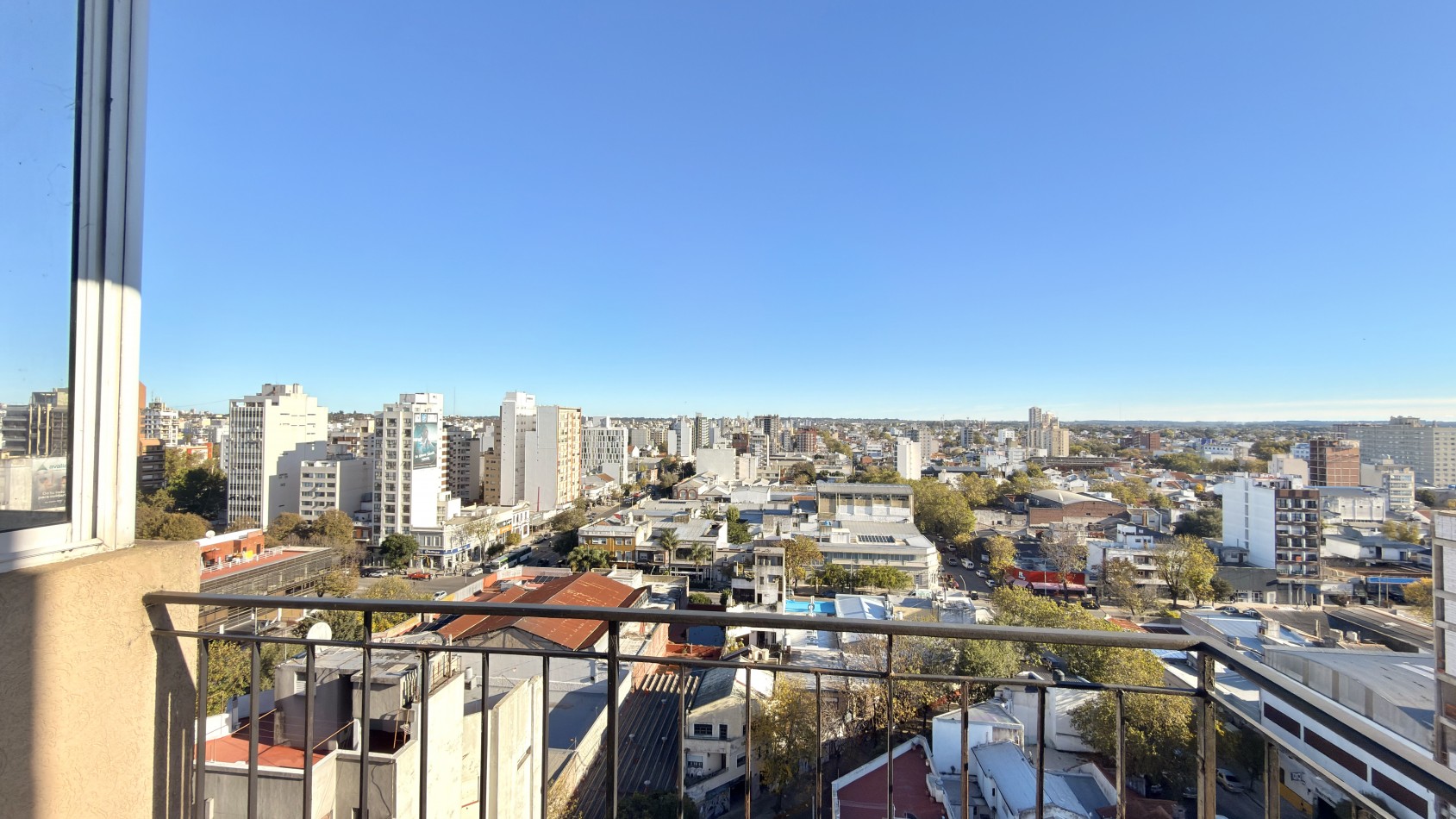 Departamento 4 ambientes en pleno centro - Piso alto con vista abierta