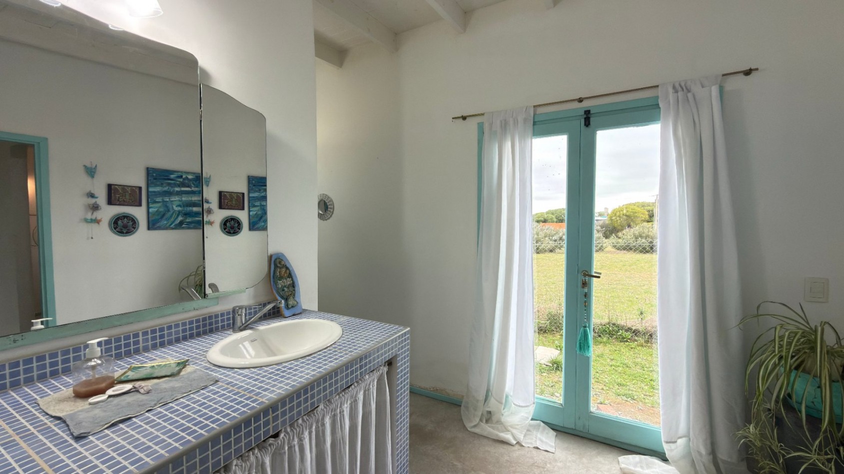 Casa Estilo Campo de 3 ambientes con amplio parque en San Eduardo del Mar
