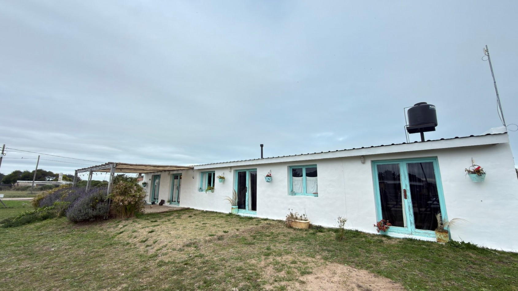 Casa Estilo Campo de 3 ambientes con amplio parque en San Eduardo del Mar