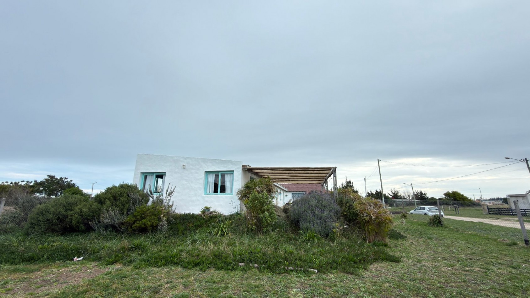 Casa Estilo Campo de 3 ambientes con amplio parque en San Eduardo del Mar