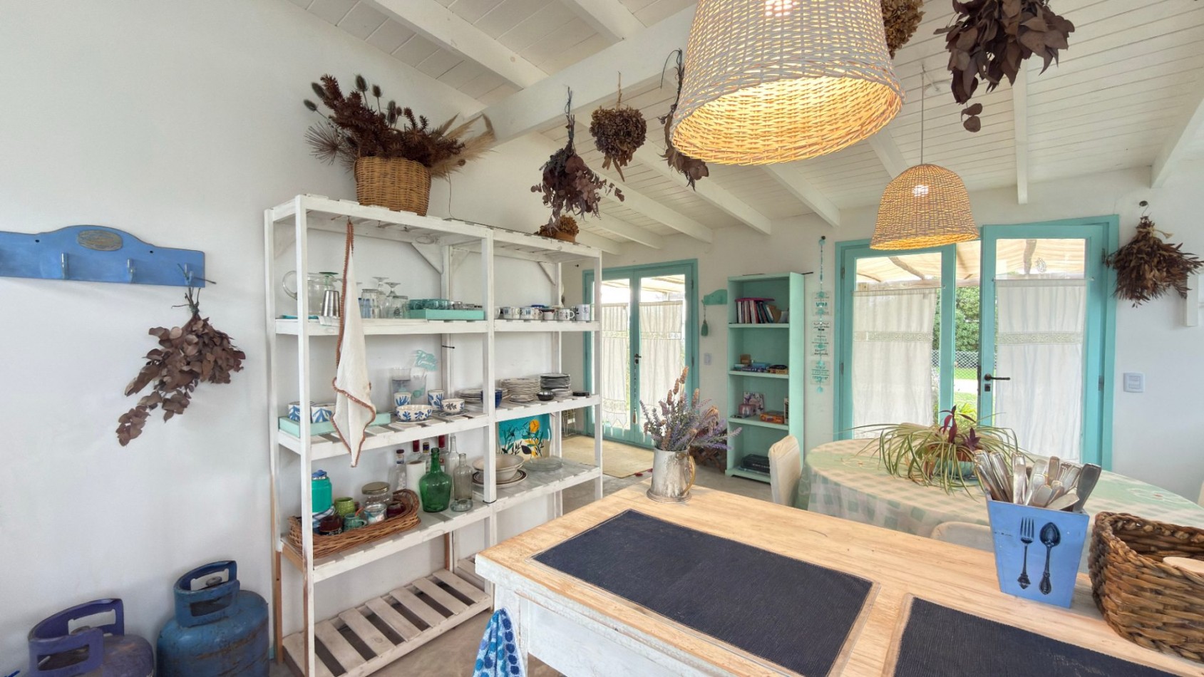 Casa Estilo Campo de 3 ambientes con amplio parque en San Eduardo del Mar