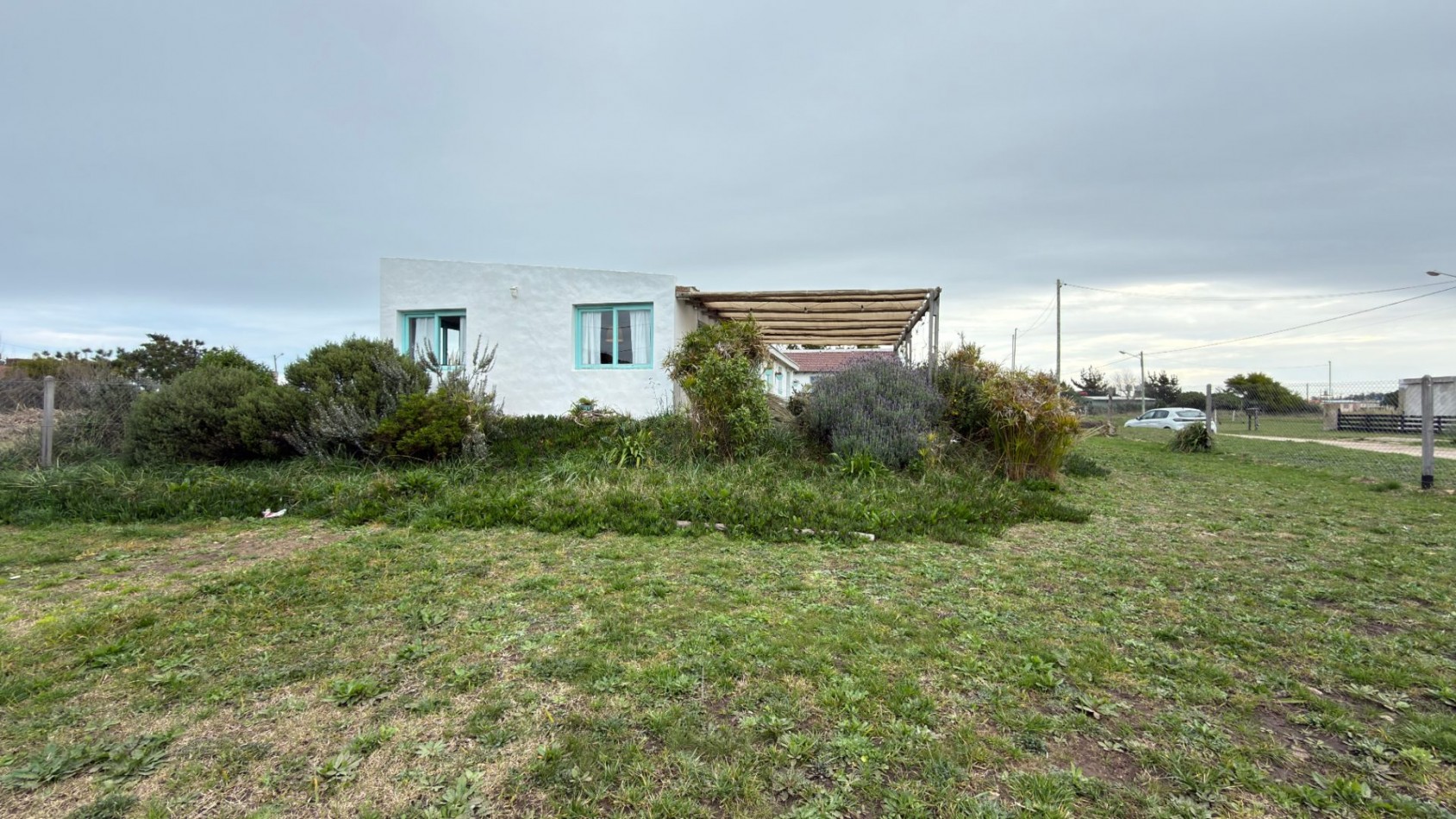 Casa Estilo Campo de 3 ambientes con amplio parque en San Eduardo del Mar