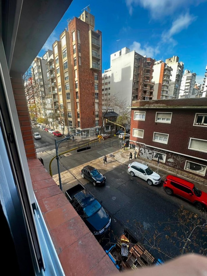 RECICLADO | Departamento de 3 ambientes a la calle con balcon | Zona Centro