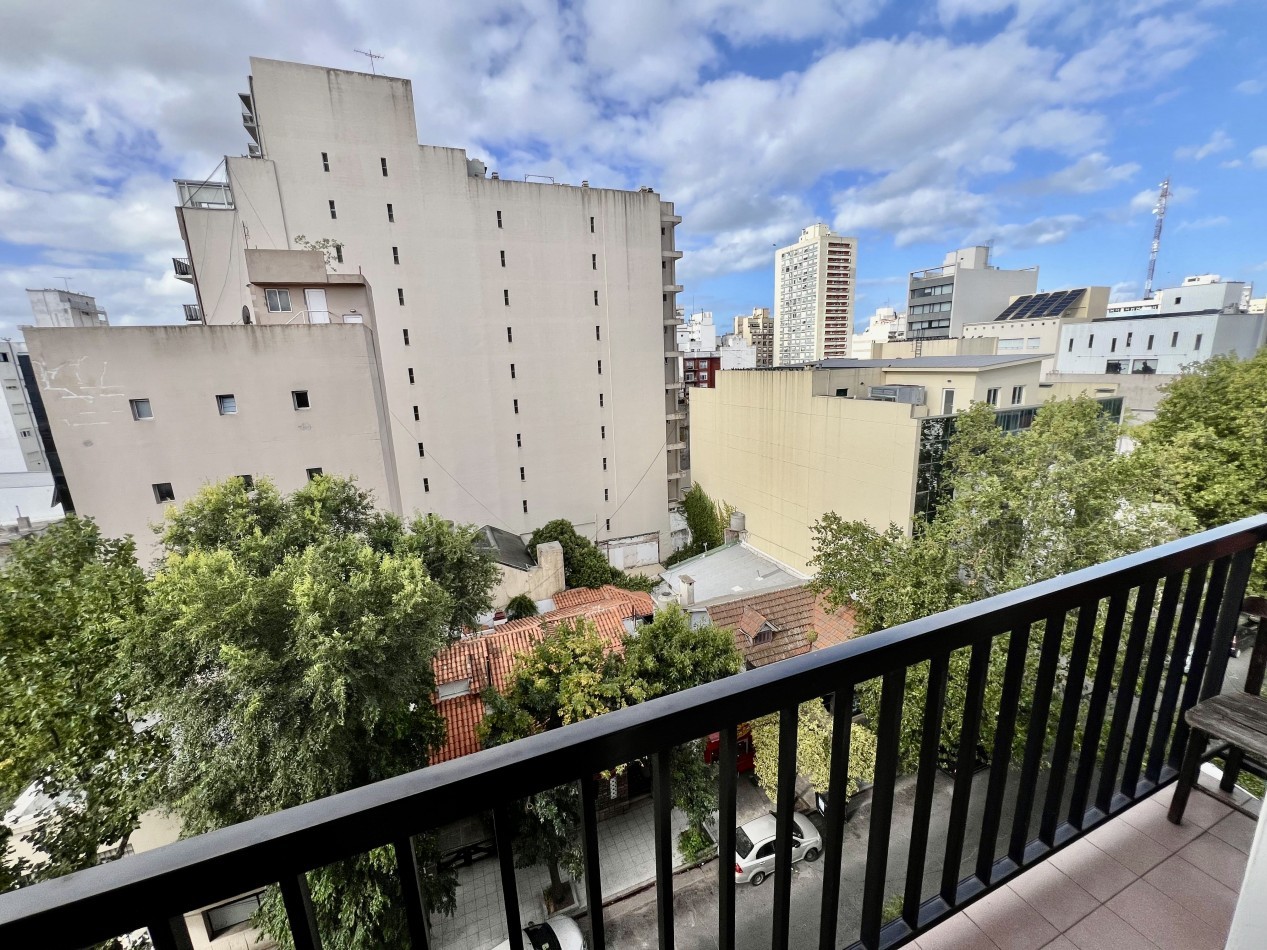 APTO CREDITO. 2 AMBIENTES EN MACROCENTRO SUPER LUMINOSO