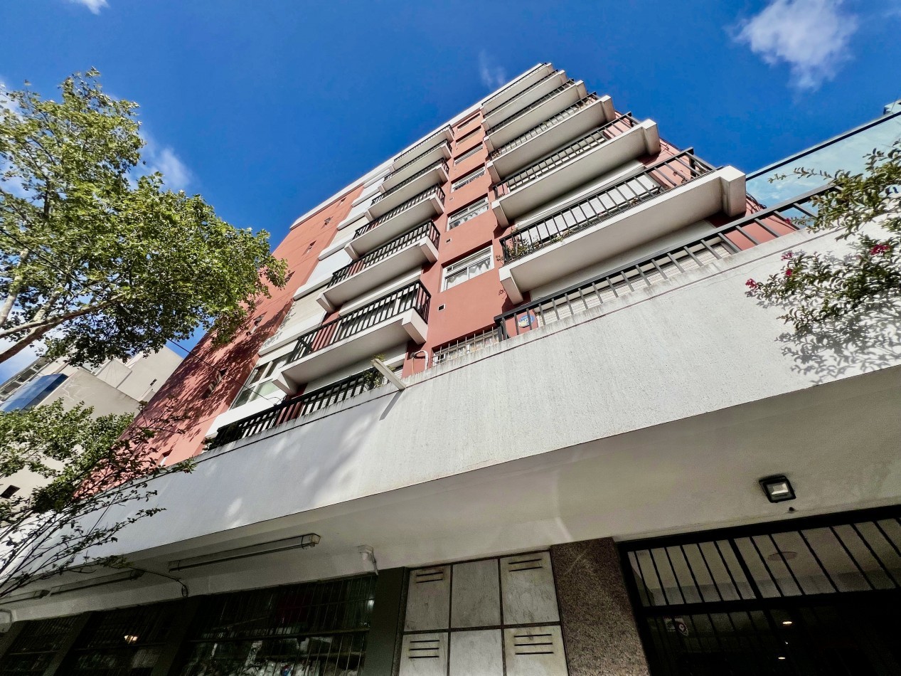 APTO CREDITO. 2 AMBIENTES EN MACROCENTRO SUPER LUMINOSO